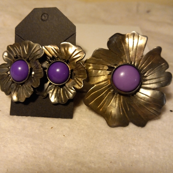 Used,not new pewter flower pin with  plastic purple  center & pierced earrings . - Picture 2 of 4